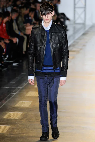 Look 16